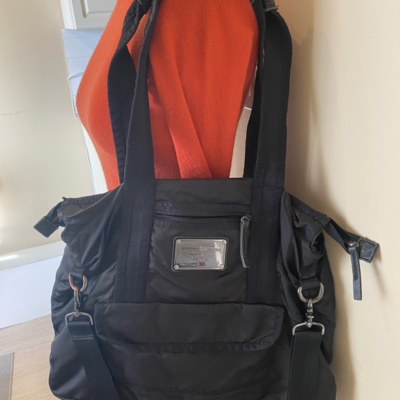 Lululemon designed in Vancouver in 1998 black shoulder bag… - Picture 9 of 12